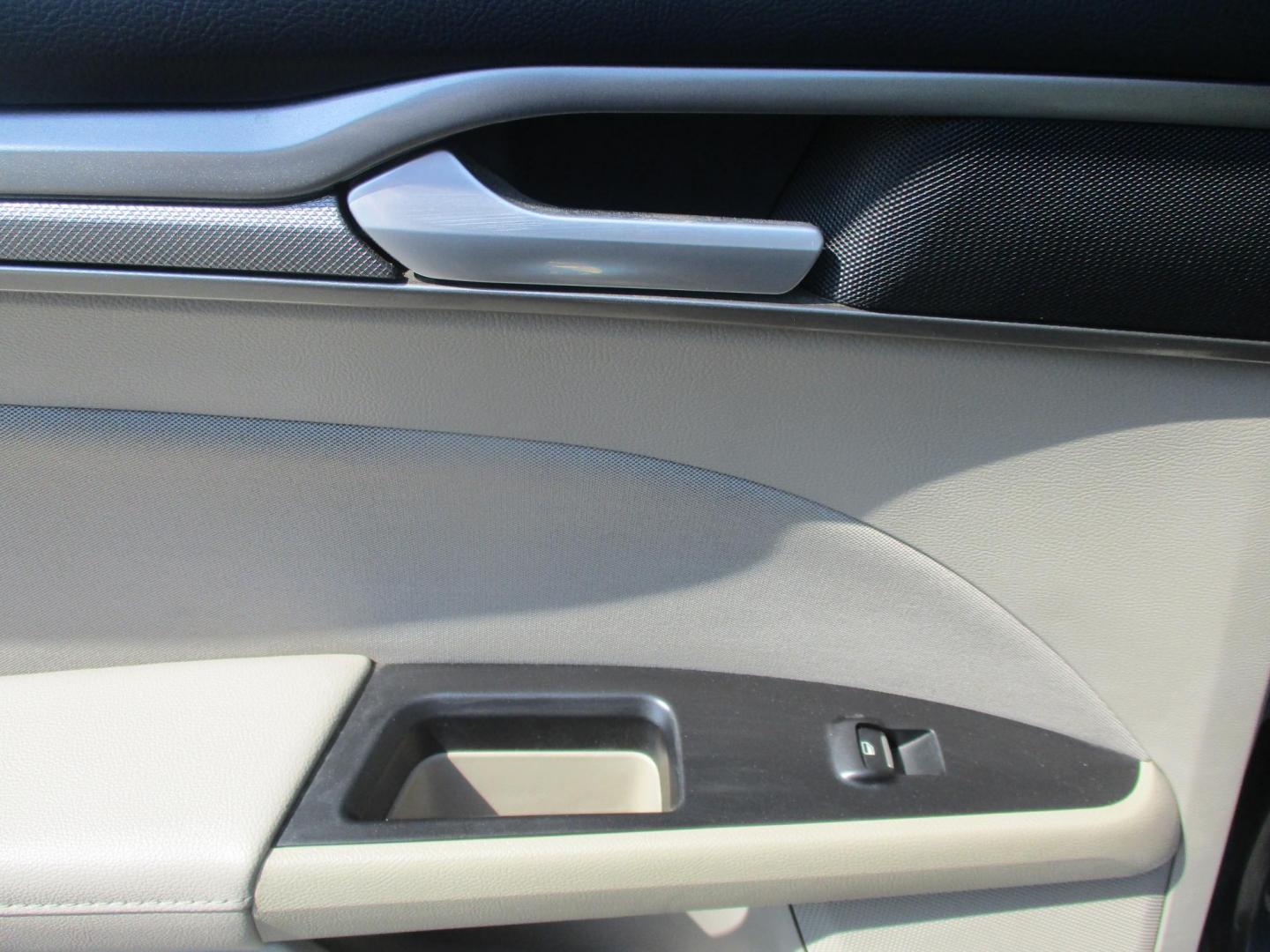 2017 GRAY Ford Fusion SE (3FA6P0H76HR) with an 2.5L L4 DOHC 16V engine, 6A transmission, located at 540a Delsea Drive, Sewell, NJ, 08080, (987) 867-5309, 39.752560, -75.111206 - Photo#14