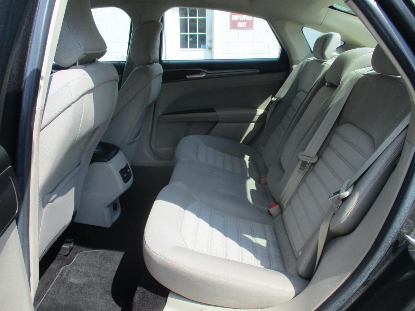 2017 GRAY Ford Fusion SE (3FA6P0H76HR) with an 2.5L L4 DOHC 16V engine, 6A transmission, located at 540a Delsea Drive, Sewell, NJ, 08080, (987) 867-5309, 39.752560, -75.111206 - Photo#15