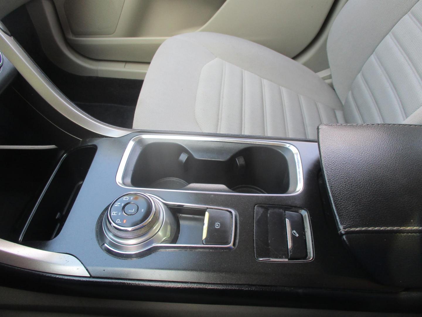 2017 GRAY Ford Fusion SE (3FA6P0H76HR) with an 2.5L L4 DOHC 16V engine, 6A transmission, located at 540a Delsea Drive, Sewell, NJ, 08080, (987) 867-5309, 39.752560, -75.111206 - Photo#22