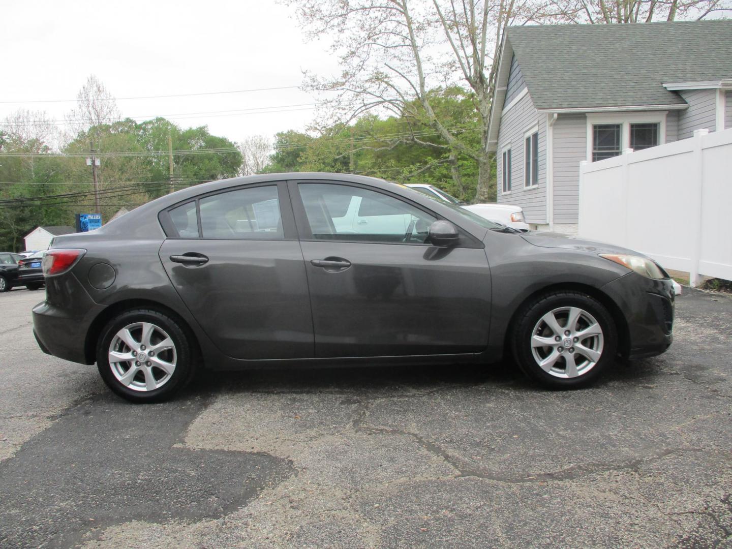 2011 GRAY Mazda MAZDA3 i Touring 4-Door (JM1BL1VG5B1) with an 2.0L L4 DOHC 16V engine, located at 540a Delsea Drive, Sewell, NJ, 08080, (987) 867-5309, 39.752560, -75.111206- Photo#6