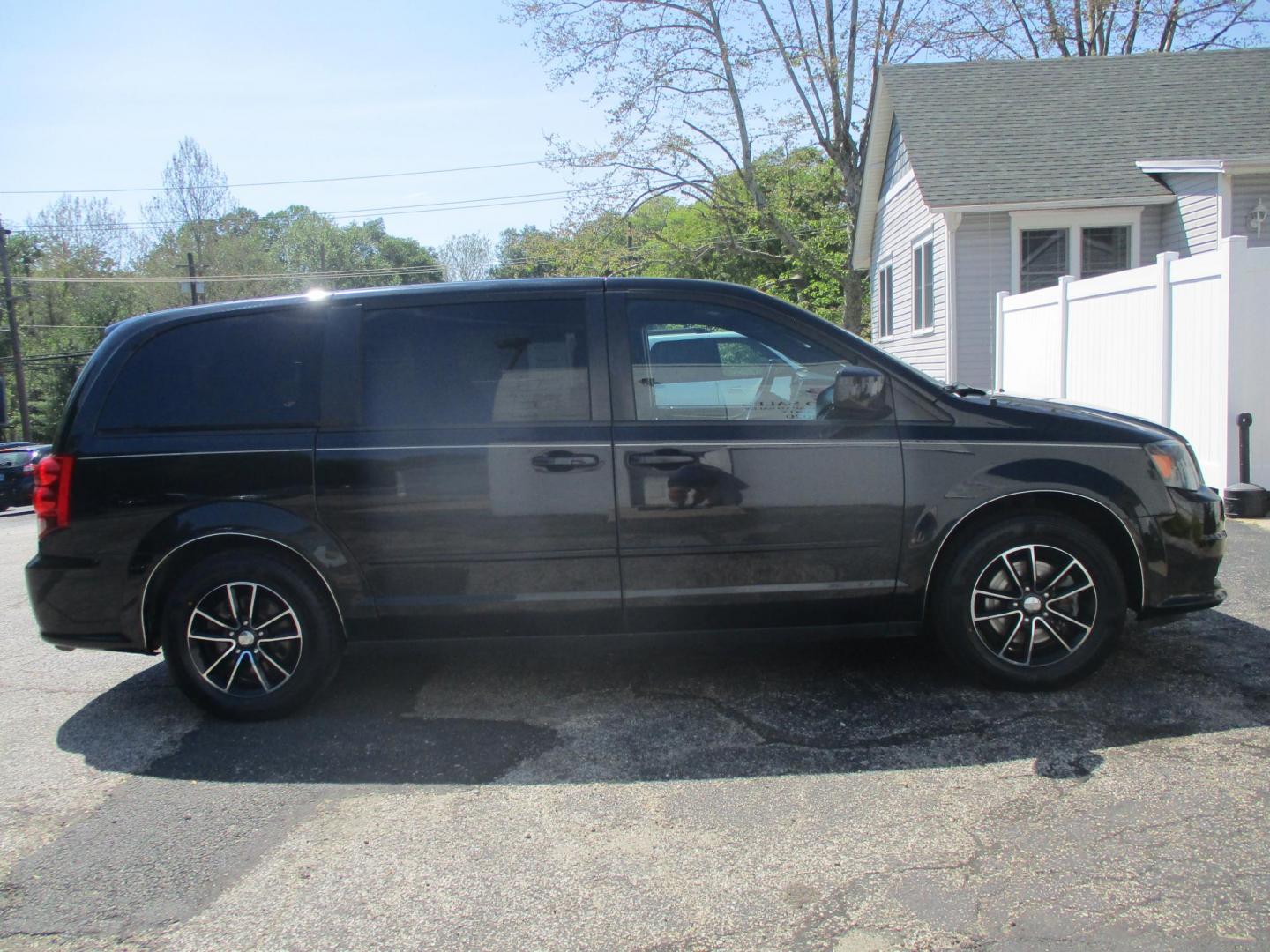 2017 BLACK Dodge Grand Caravan SXT (2C4RDGCG0HR) with an 3.6L V6 DOHC 24V engine, 6A transmission, located at 540a Delsea Drive, Sewell, NJ, 08080, (987) 867-5309, 39.752560, -75.111206 - Photo#6