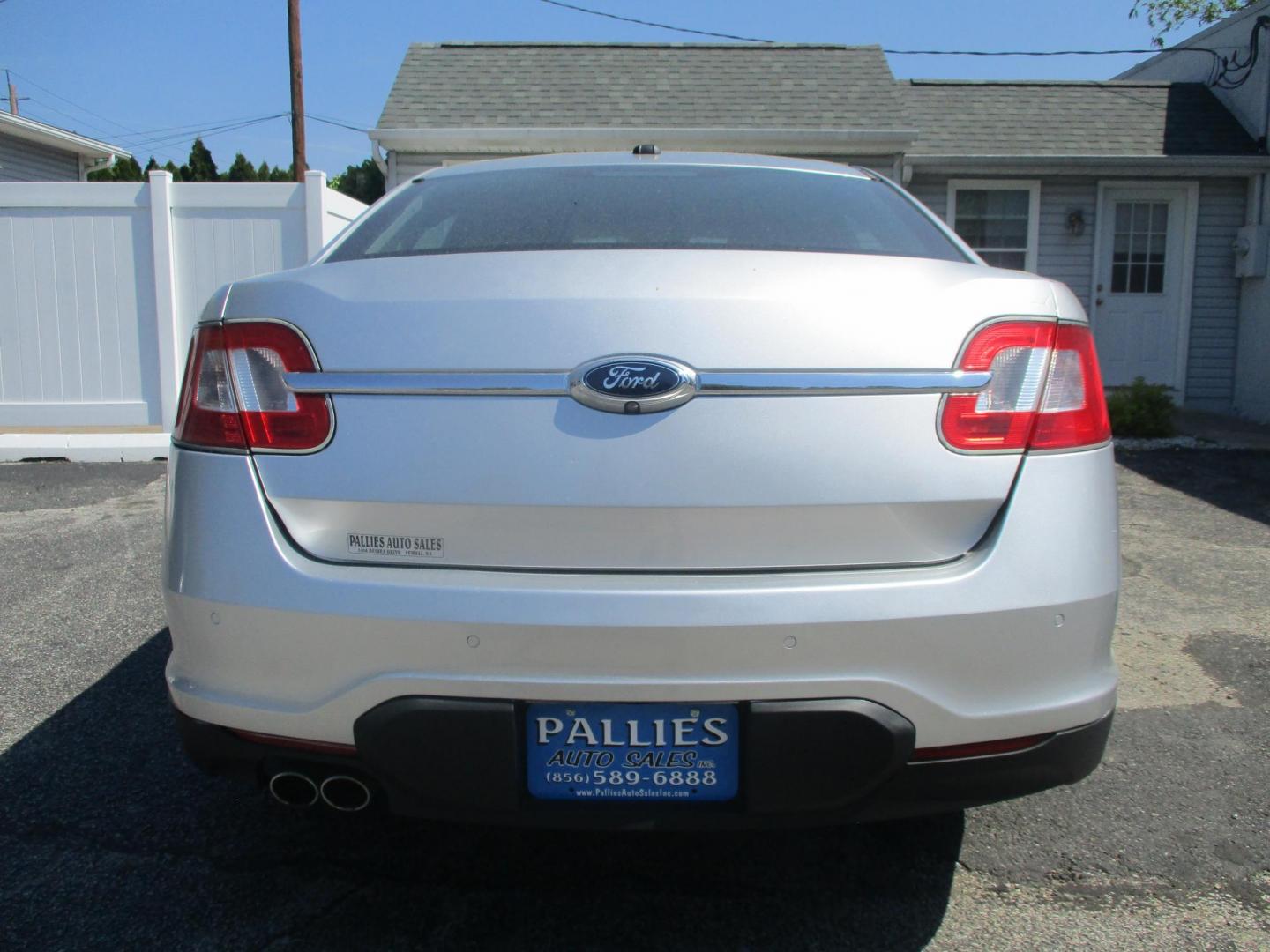 2012 SILVER Ford Taurus Limited FWD (1FAHP2FW5CG) with an 3.5L V6 DOHC 24V engine, 6-Speed Automatic transmission, located at 540a Delsea Drive, Sewell, NJ, 08080, (987) 867-5309, 39.752560, -75.111206 - Photo#3
