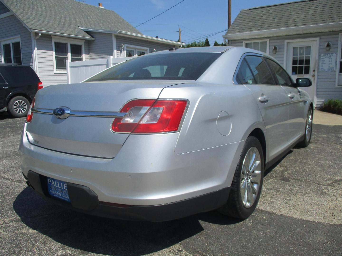 2012 SILVER Ford Taurus Limited FWD (1FAHP2FW5CG) with an 3.5L V6 DOHC 24V engine, 6-Speed Automatic transmission, located at 540a Delsea Drive, Sewell, NJ, 08080, (987) 867-5309, 39.752560, -75.111206 - Photo#4