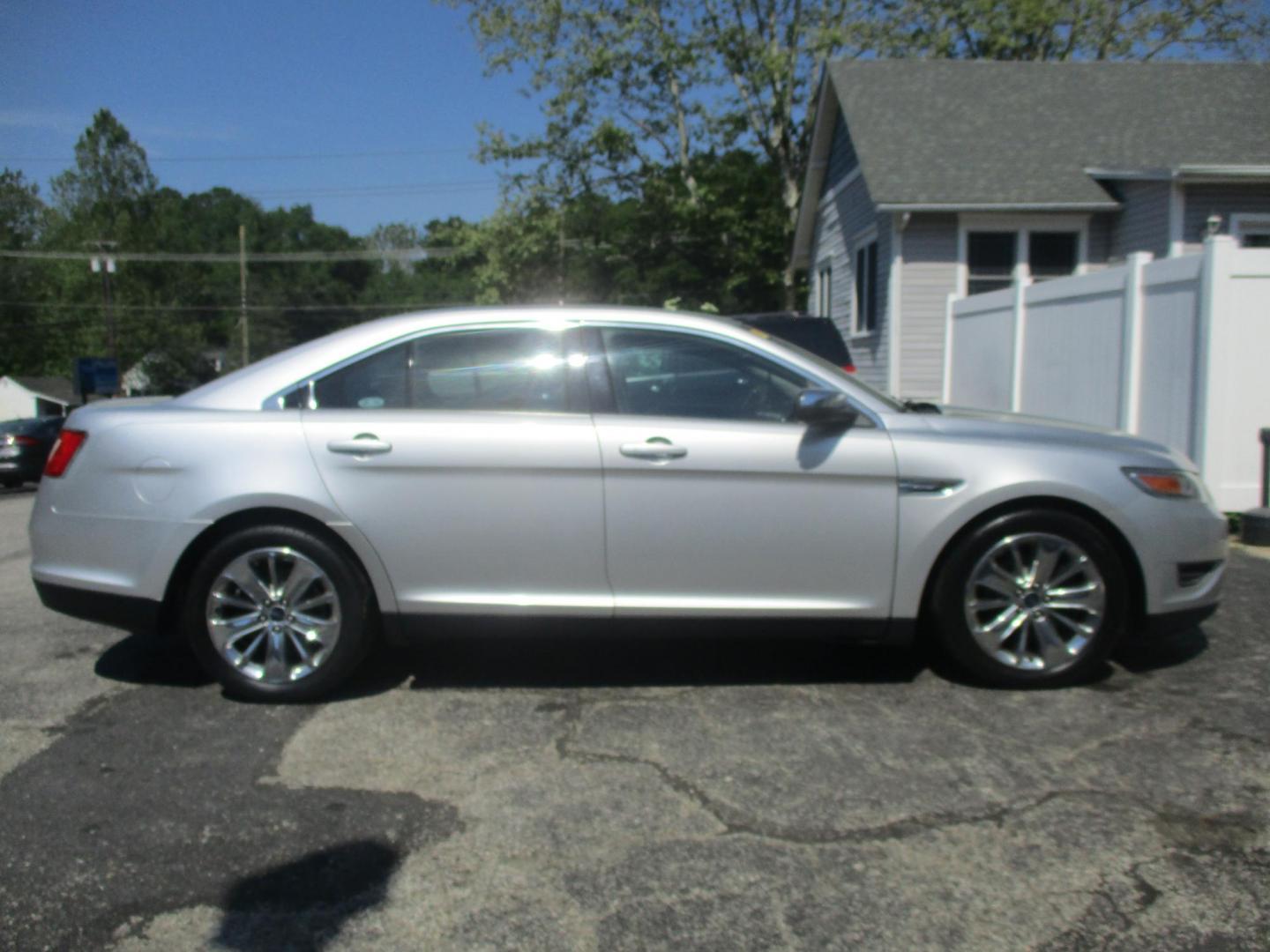2012 SILVER Ford Taurus Limited FWD (1FAHP2FW5CG) with an 3.5L V6 DOHC 24V engine, 6-Speed Automatic transmission, located at 540a Delsea Drive, Sewell, NJ, 08080, (987) 867-5309, 39.752560, -75.111206 - Photo#5