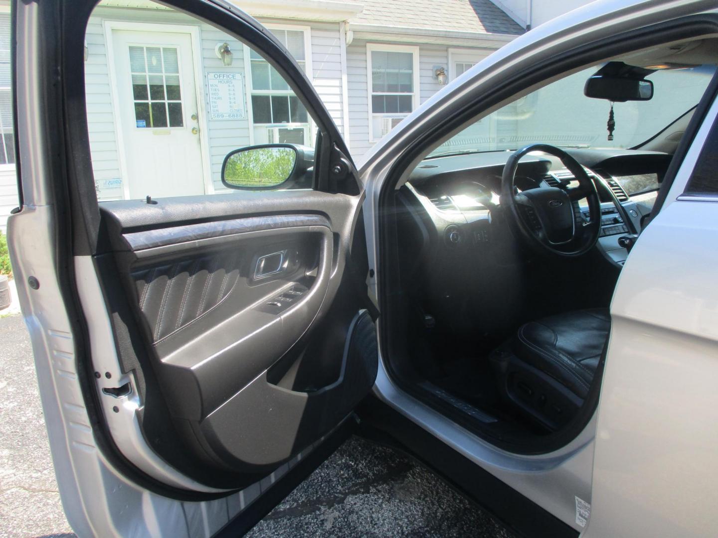 2012 SILVER Ford Taurus Limited FWD (1FAHP2FW5CG) with an 3.5L V6 DOHC 24V engine, 6-Speed Automatic transmission, located at 540a Delsea Drive, Sewell, NJ, 08080, (987) 867-5309, 39.752560, -75.111206 - Photo#8