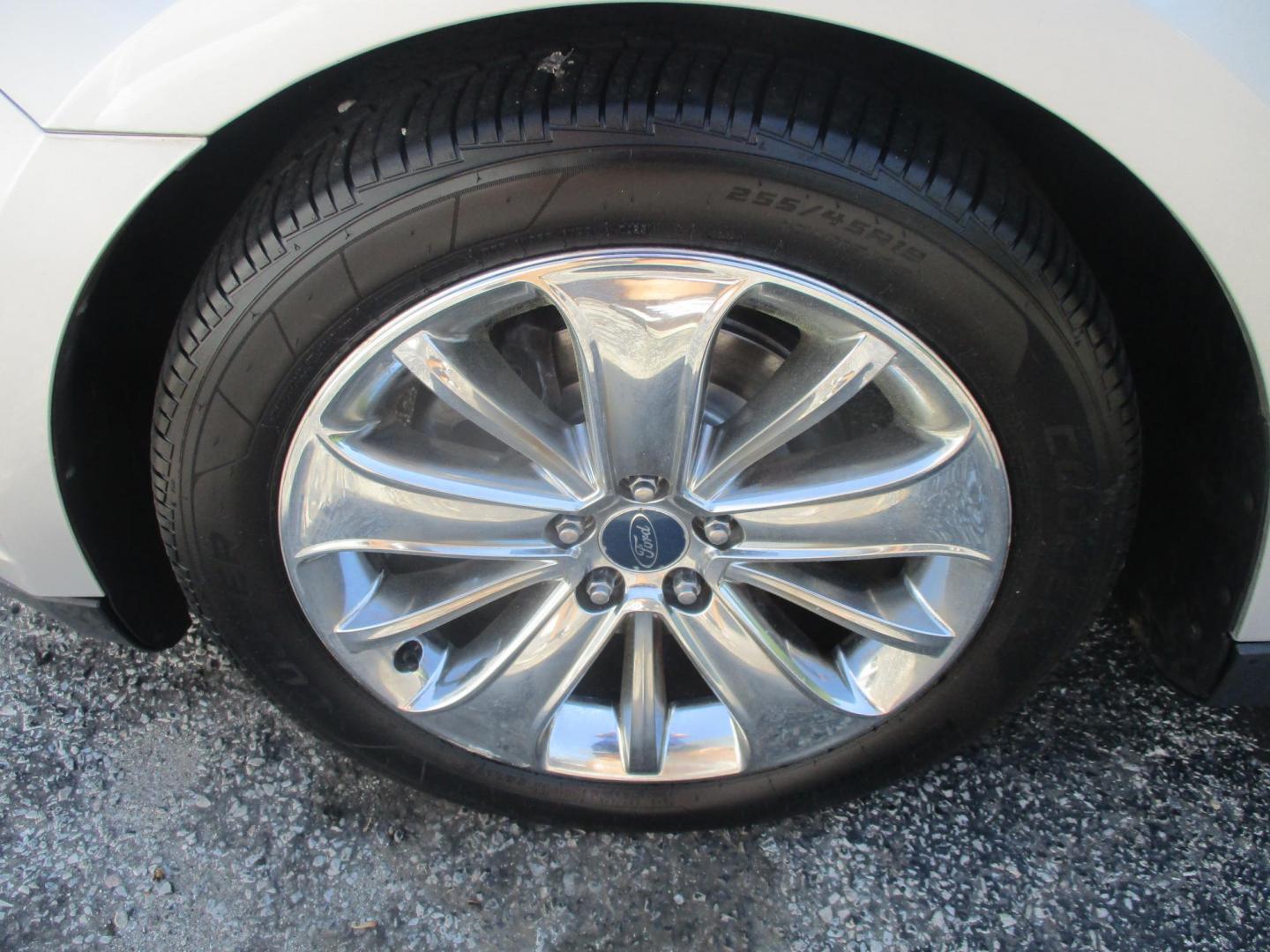 2012 SILVER Ford Taurus Limited FWD (1FAHP2FW5CG) with an 3.5L V6 DOHC 24V engine, 6-Speed Automatic transmission, located at 540a Delsea Drive, Sewell, NJ, 08080, (987) 867-5309, 39.752560, -75.111206 - Photo#24