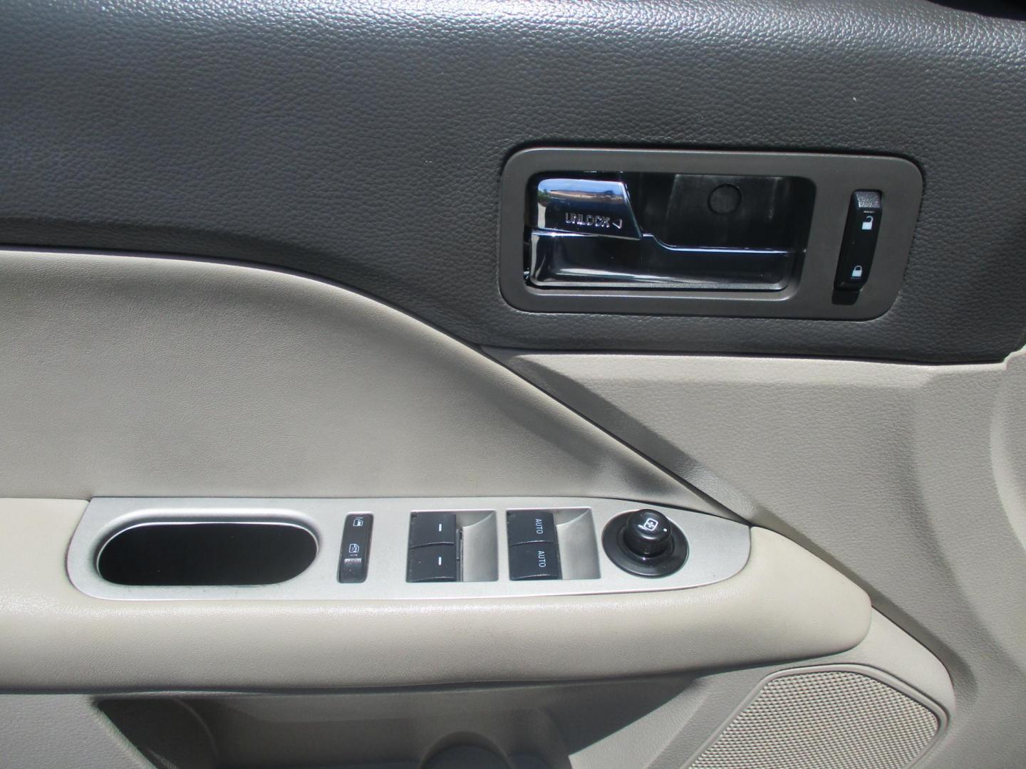 2011 WHITE Ford Fusion I4 SEL (3FAHP0JA4BR) with an 2.5L L4 DOHC 16V engine, located at 540a Delsea Drive, Sewell, NJ, 08080, (987) 867-5309, 39.752560, -75.111206- Photo#11