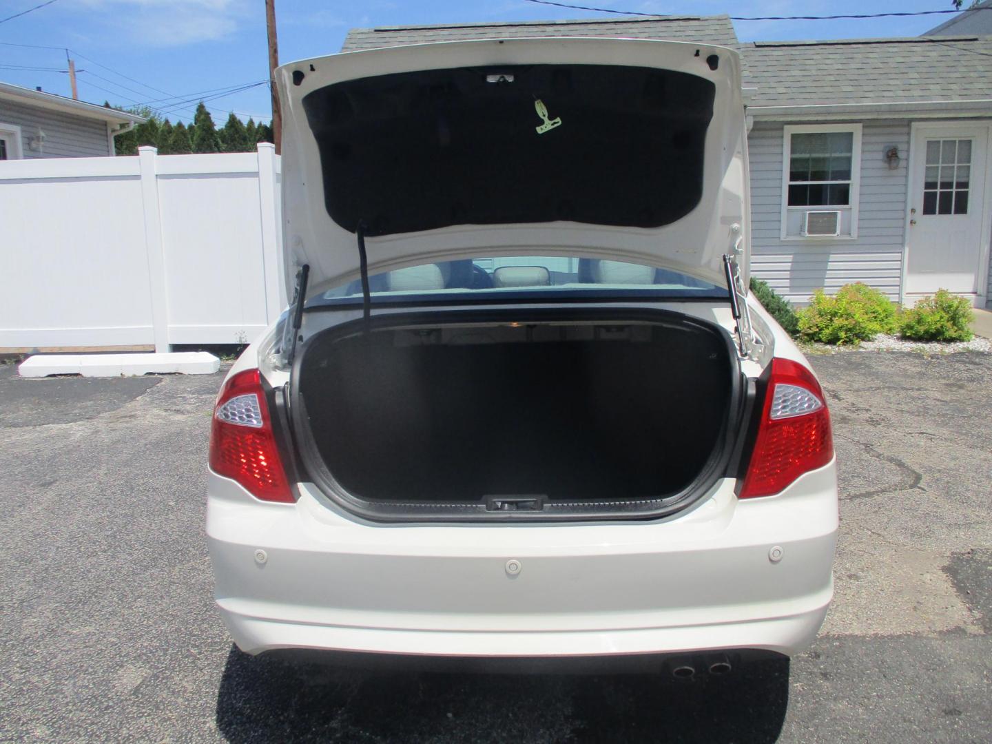 2011 WHITE Ford Fusion I4 SEL (3FAHP0JA4BR) with an 2.5L L4 DOHC 16V engine, located at 540a Delsea Drive, Sewell, NJ, 08080, (987) 867-5309, 39.752560, -75.111206- Photo#25