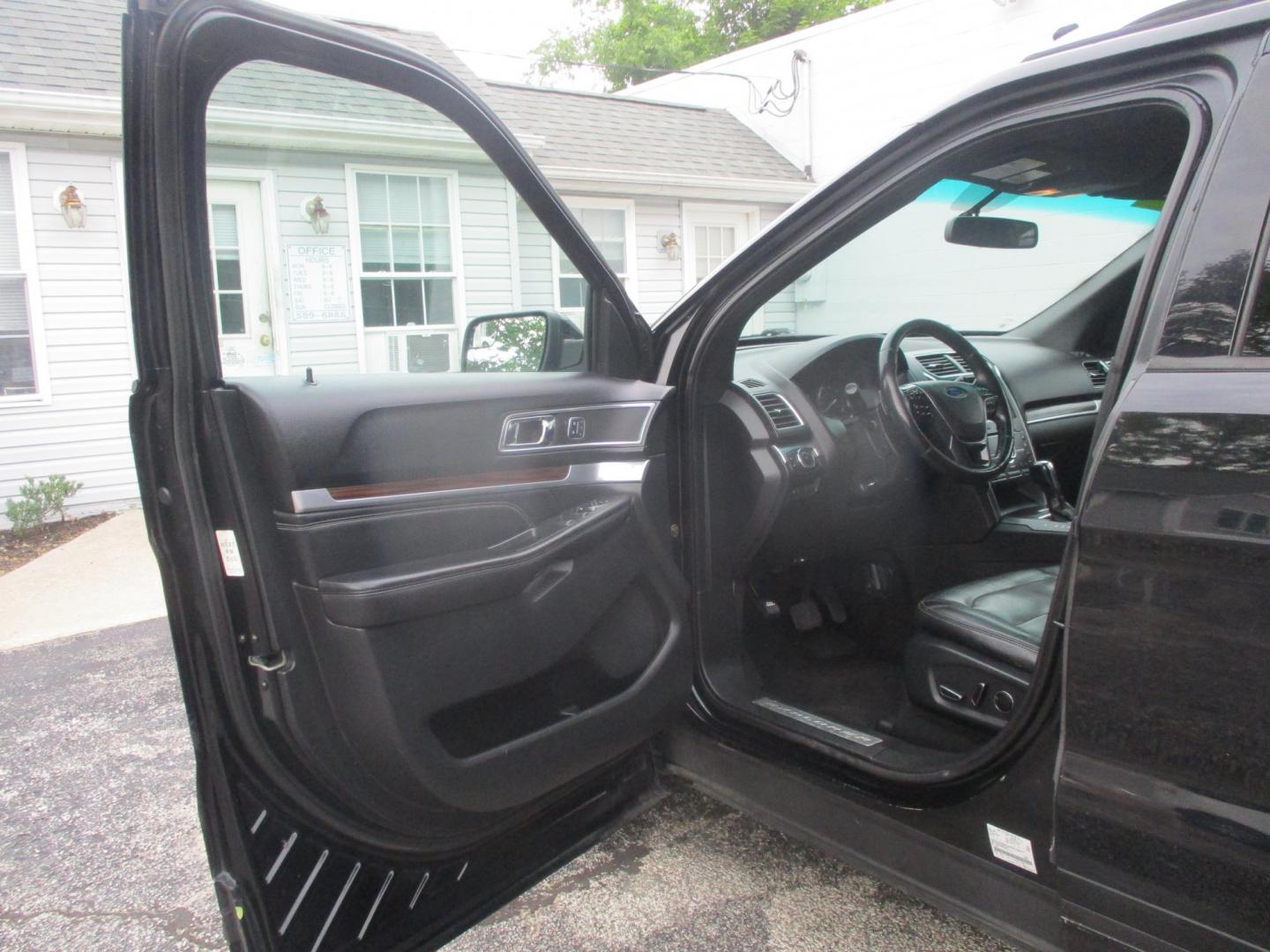 2017 BLACK Ford Explorer Limited FWD (1FM5K7F86HG) with an 3.5L V6 DOHC 24V engine, 6A transmission, located at 540a Delsea Drive, Sewell, NJ, 08080, (987) 867-5309, 39.752560, -75.111206- Photo#9
