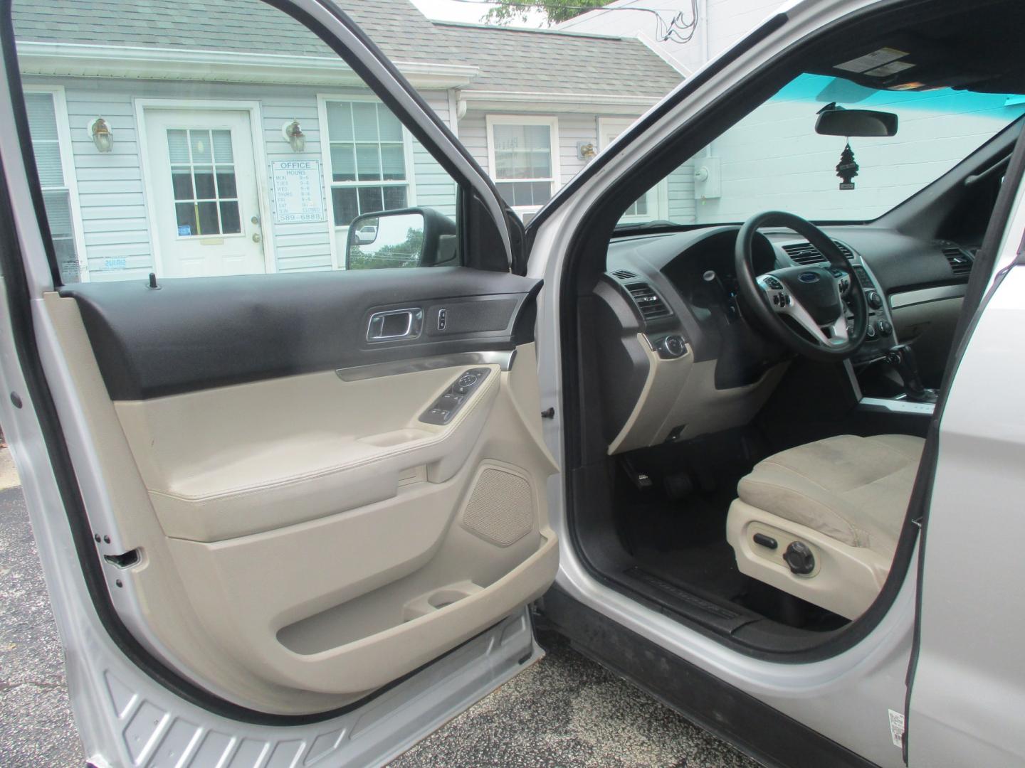 2015 SILVER Ford Explorer Base 4WD (1FM5K8B88FG) with an 3.5L V6 DOHC 24V engine, 6-Speed Automatic transmission, located at 540a Delsea Drive, Sewell, NJ, 08080, (987) 867-5309, 39.752560, -75.111206- Photo#9