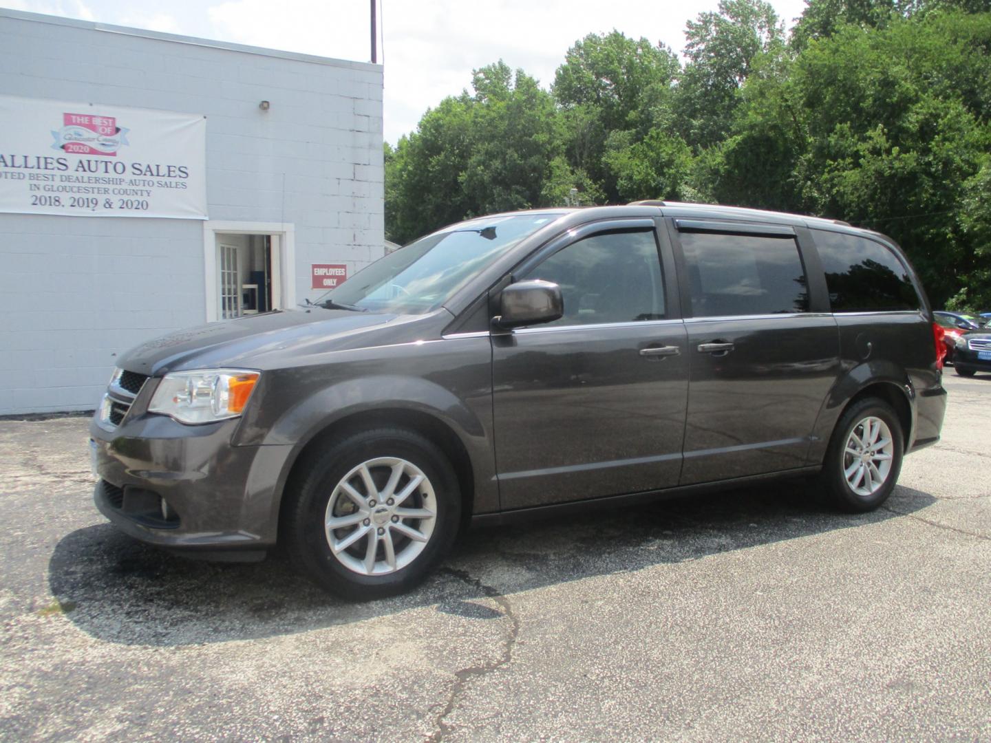 2019 GRAY Dodge Grand Caravan SXT (2C4RDGCG6KR) with an 3.6L V6 DOHC 24V engine, 6A transmission, located at 540a Delsea Drive, Sewell, NJ, 08080, (987) 867-5309, 39.752560, -75.111206- Photo#1