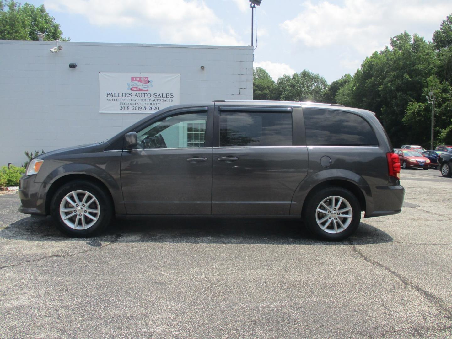 2019 GRAY Dodge Grand Caravan SXT (2C4RDGCG6KR) with an 3.6L V6 DOHC 24V engine, 6A transmission, located at 540a Delsea Drive, Sewell, NJ, 08080, (987) 867-5309, 39.752560, -75.111206- Photo#2