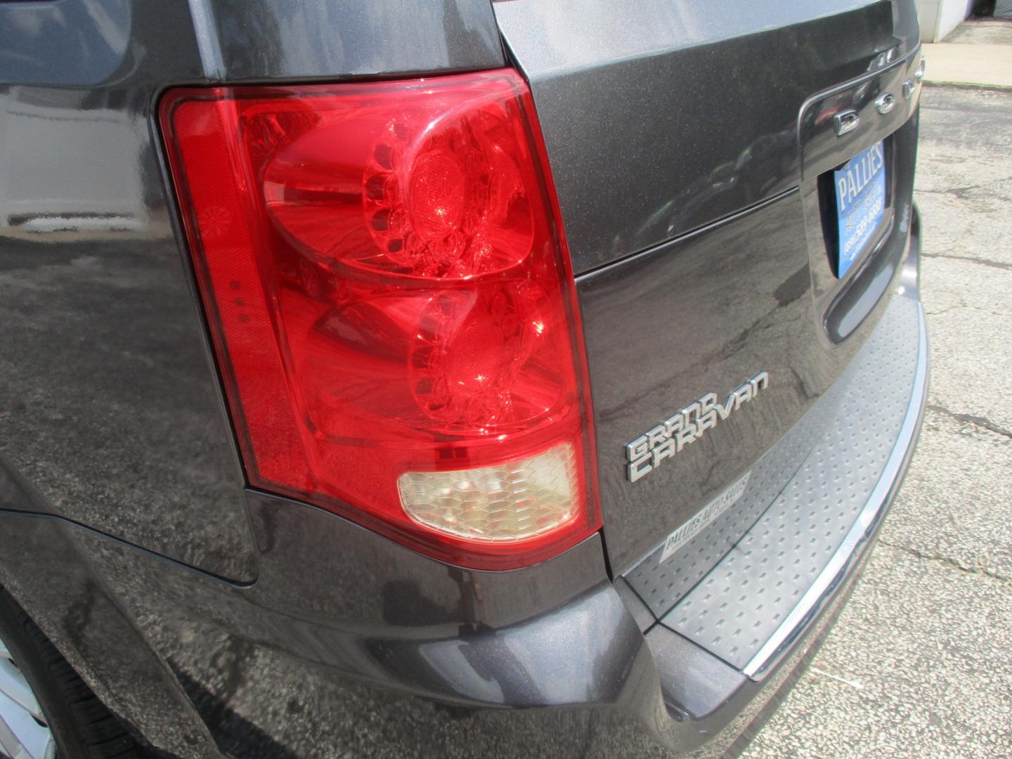 2019 GRAY Dodge Grand Caravan SXT (2C4RDGCG6KR) with an 3.6L V6 DOHC 24V engine, 6A transmission, located at 540a Delsea Drive, Sewell, NJ, 08080, (987) 867-5309, 39.752560, -75.111206- Photo#4