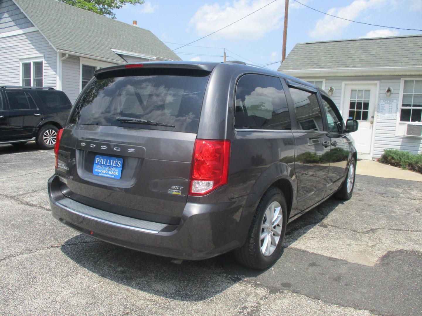 2019 GRAY Dodge Grand Caravan SXT (2C4RDGCG6KR) with an 3.6L V6 DOHC 24V engine, 6A transmission, located at 540a Delsea Drive, Sewell, NJ, 08080, (987) 867-5309, 39.752560, -75.111206- Photo#7
