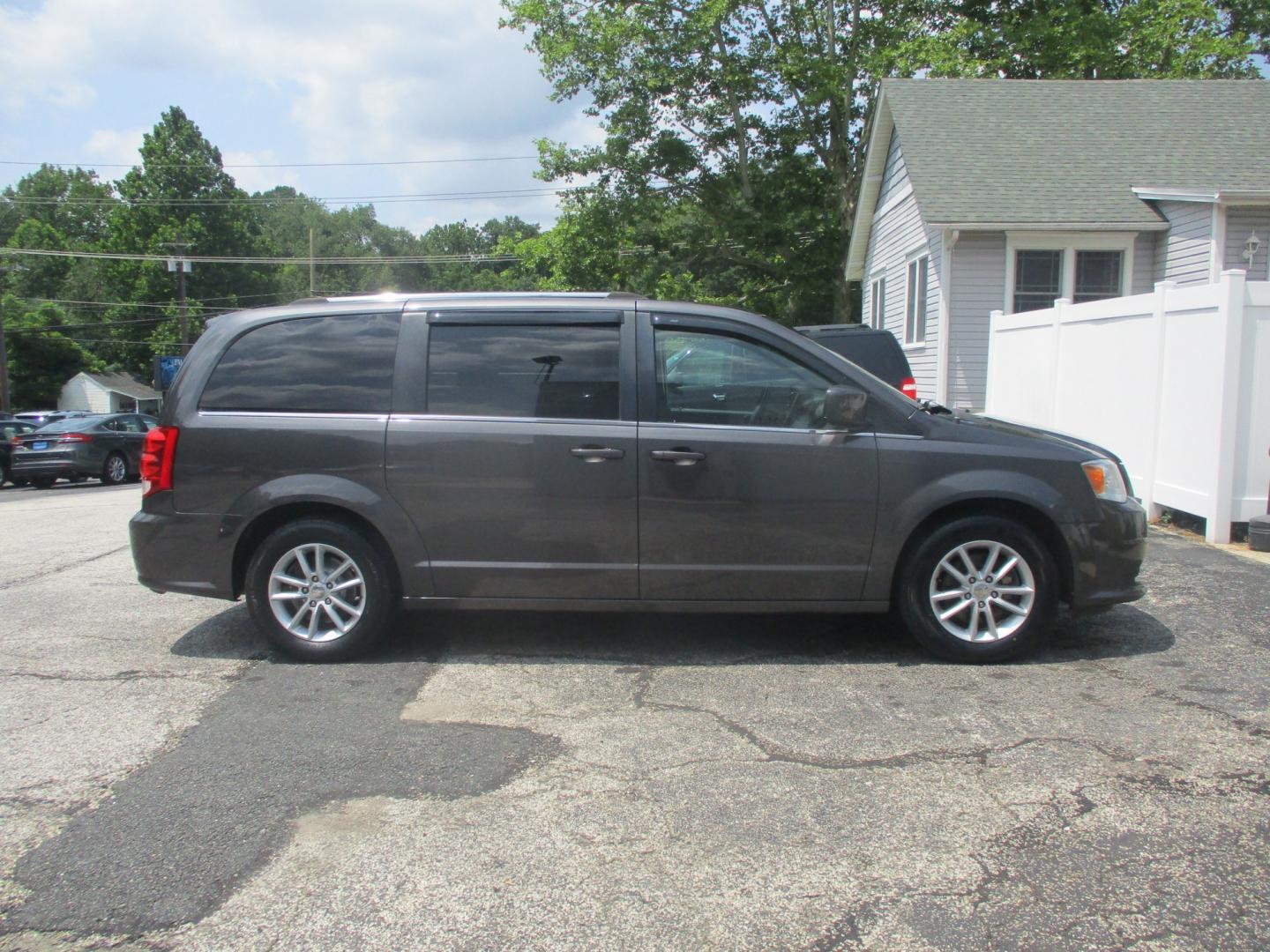 2019 GRAY Dodge Grand Caravan SXT (2C4RDGCG6KR) with an 3.6L V6 DOHC 24V engine, 6A transmission, located at 540a Delsea Drive, Sewell, NJ, 08080, (987) 867-5309, 39.752560, -75.111206- Photo#8
