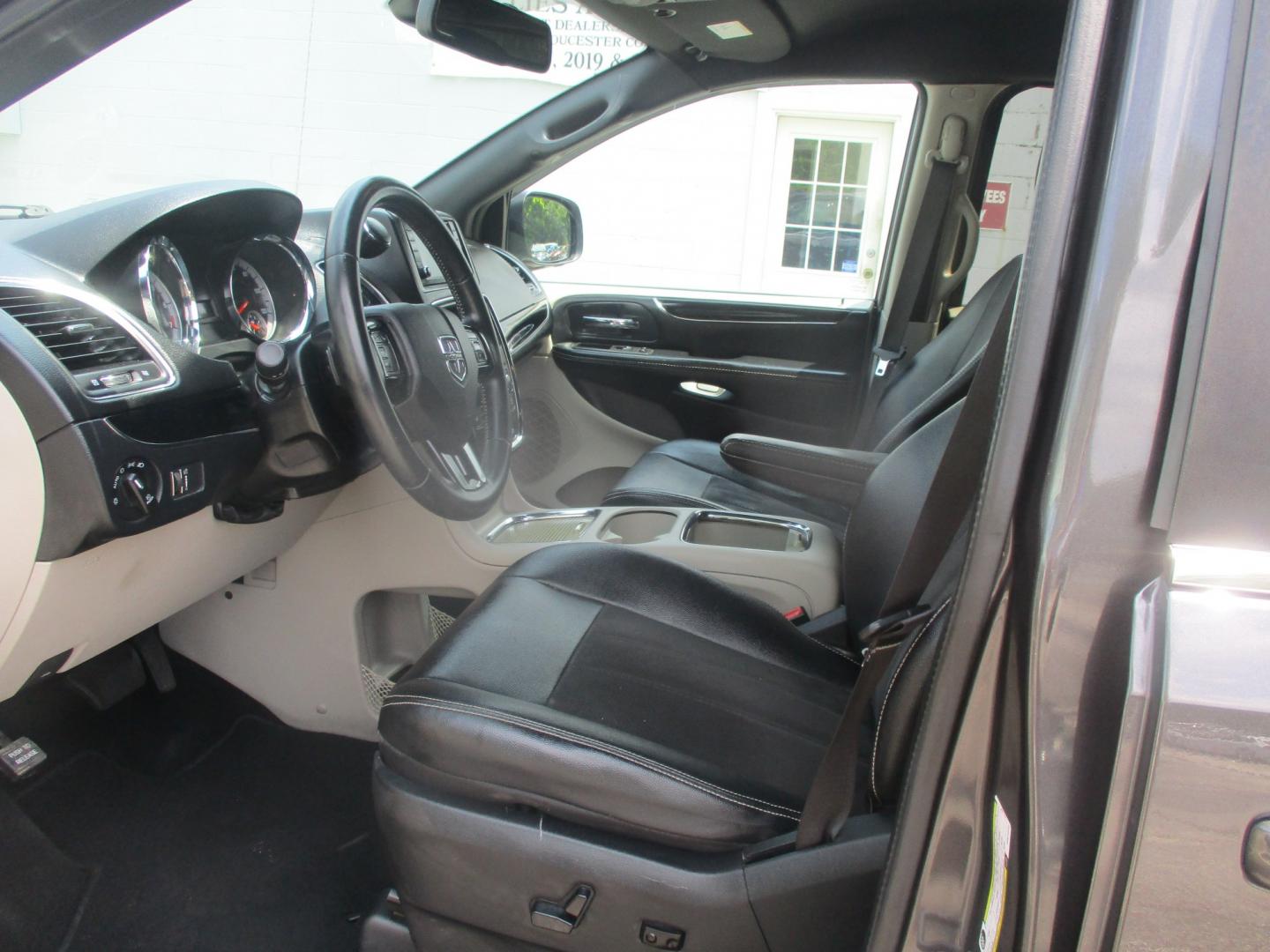 2019 GRAY Dodge Grand Caravan SXT (2C4RDGCG6KR) with an 3.6L V6 DOHC 24V engine, 6A transmission, located at 540a Delsea Drive, Sewell, NJ, 08080, (987) 867-5309, 39.752560, -75.111206- Photo#11