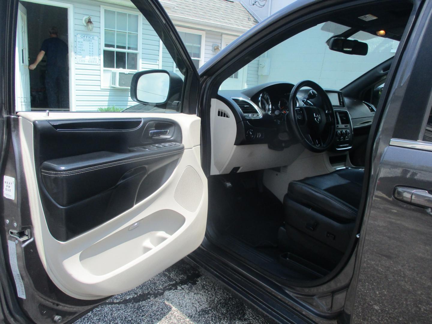 2019 GRAY Dodge Grand Caravan SXT (2C4RDGCG6KR) with an 3.6L V6 DOHC 24V engine, 6A transmission, located at 540a Delsea Drive, Sewell, NJ, 08080, (987) 867-5309, 39.752560, -75.111206- Photo#12