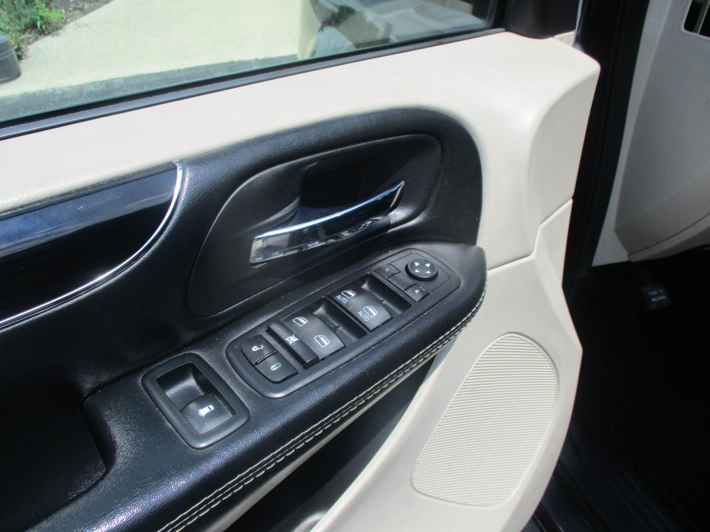 2019 GRAY Dodge Grand Caravan SXT (2C4RDGCG6KR) with an 3.6L V6 DOHC 24V engine, 6A transmission, located at 540a Delsea Drive, Sewell, NJ, 08080, (987) 867-5309, 39.752560, -75.111206- Photo#13