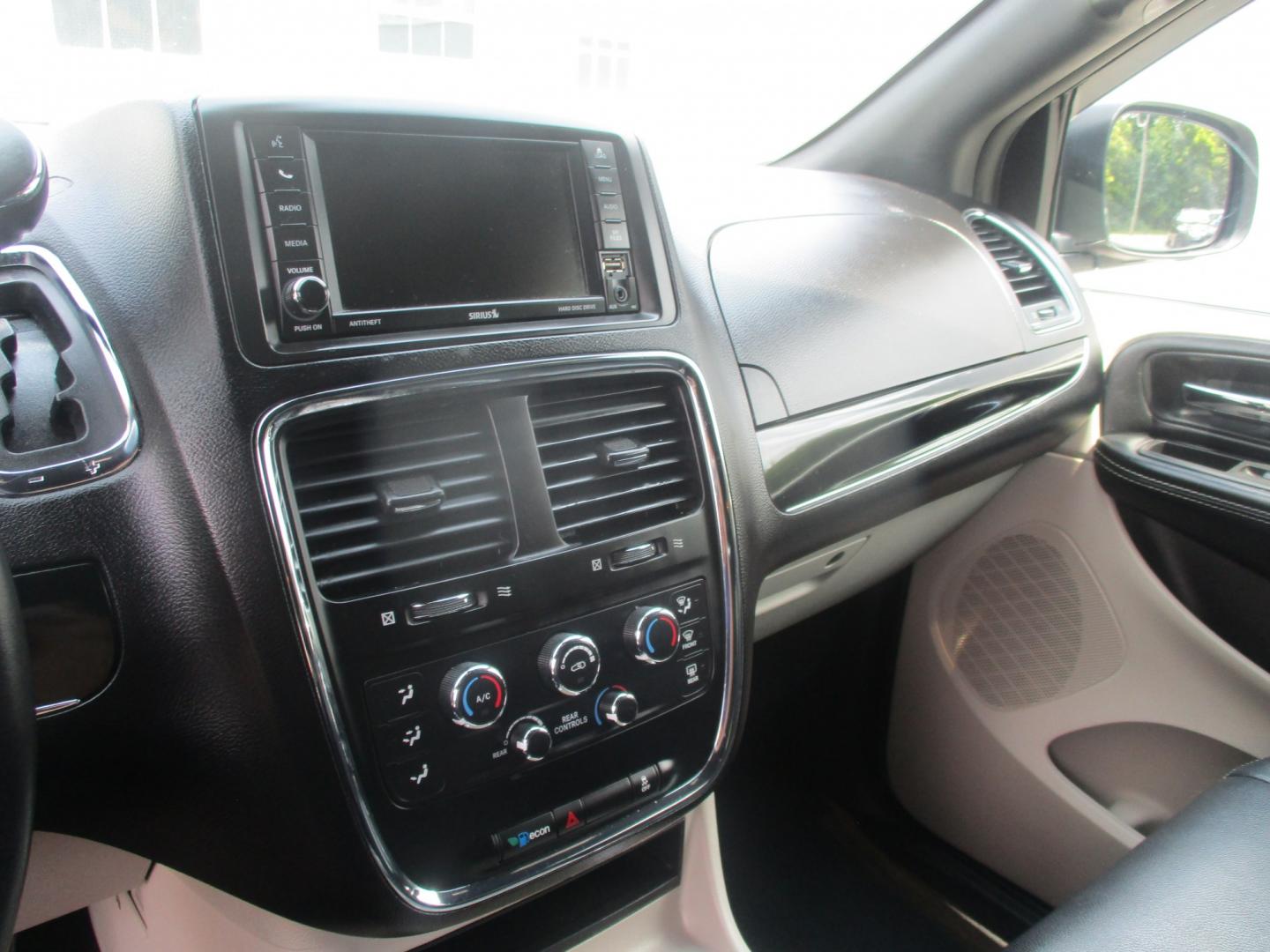 2019 GRAY Dodge Grand Caravan SXT (2C4RDGCG6KR) with an 3.6L V6 DOHC 24V engine, 6A transmission, located at 540a Delsea Drive, Sewell, NJ, 08080, (987) 867-5309, 39.752560, -75.111206- Photo#16