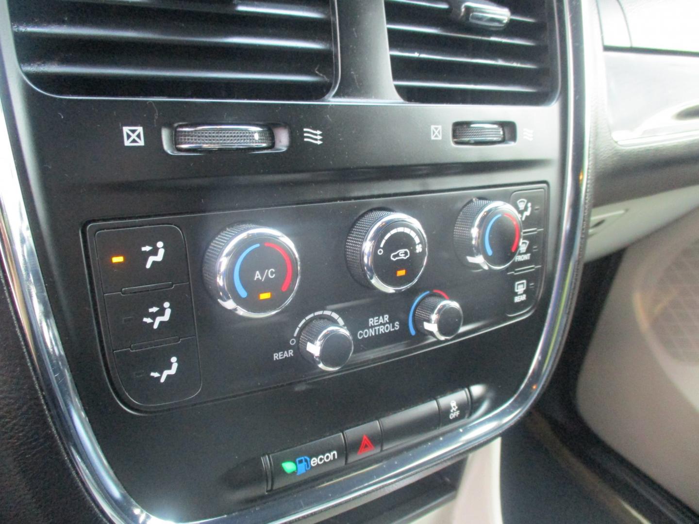2019 GRAY Dodge Grand Caravan SXT (2C4RDGCG6KR) with an 3.6L V6 DOHC 24V engine, 6A transmission, located at 540a Delsea Drive, Sewell, NJ, 08080, (987) 867-5309, 39.752560, -75.111206- Photo#19