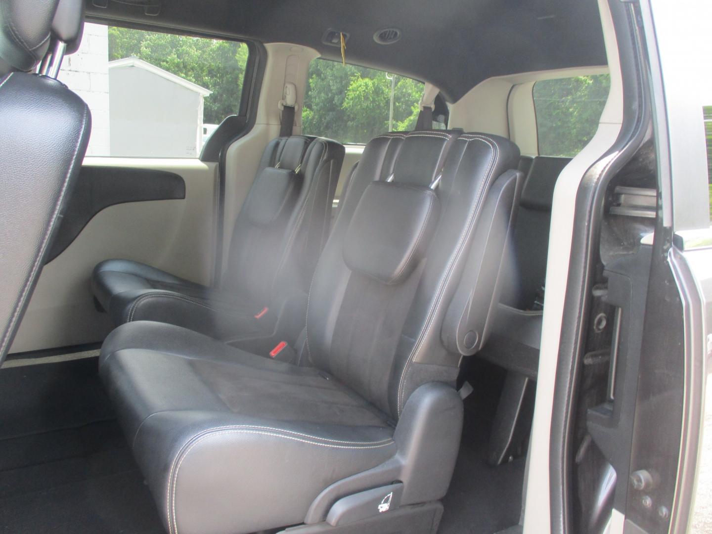2019 GRAY Dodge Grand Caravan SXT (2C4RDGCG6KR) with an 3.6L V6 DOHC 24V engine, 6A transmission, located at 540a Delsea Drive, Sewell, NJ, 08080, (987) 867-5309, 39.752560, -75.111206- Photo#20