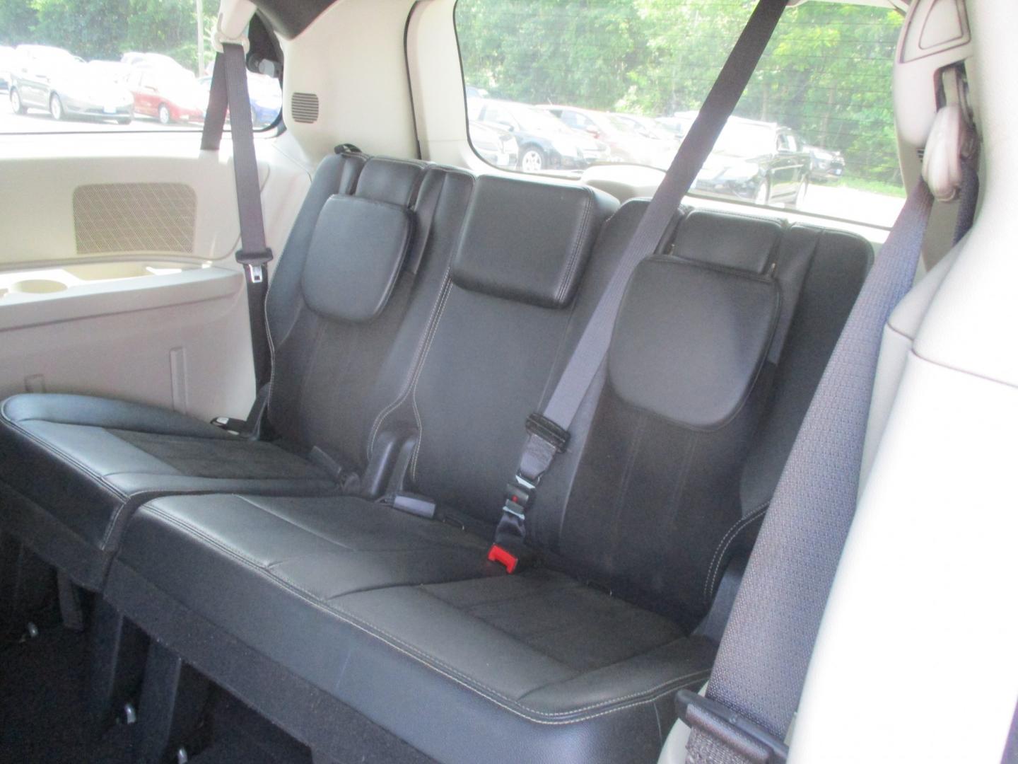 2019 GRAY Dodge Grand Caravan SXT (2C4RDGCG6KR) with an 3.6L V6 DOHC 24V engine, 6A transmission, located at 540a Delsea Drive, Sewell, NJ, 08080, (987) 867-5309, 39.752560, -75.111206- Photo#21
