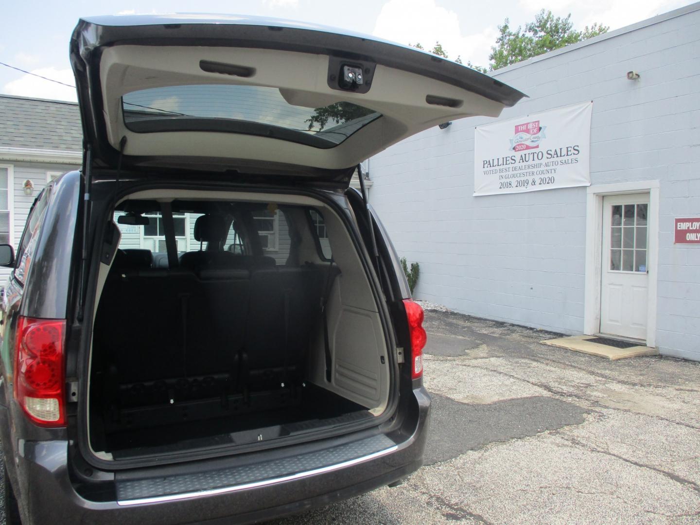 2019 GRAY Dodge Grand Caravan SXT (2C4RDGCG6KR) with an 3.6L V6 DOHC 24V engine, 6A transmission, located at 540a Delsea Drive, Sewell, NJ, 08080, (987) 867-5309, 39.752560, -75.111206- Photo#22