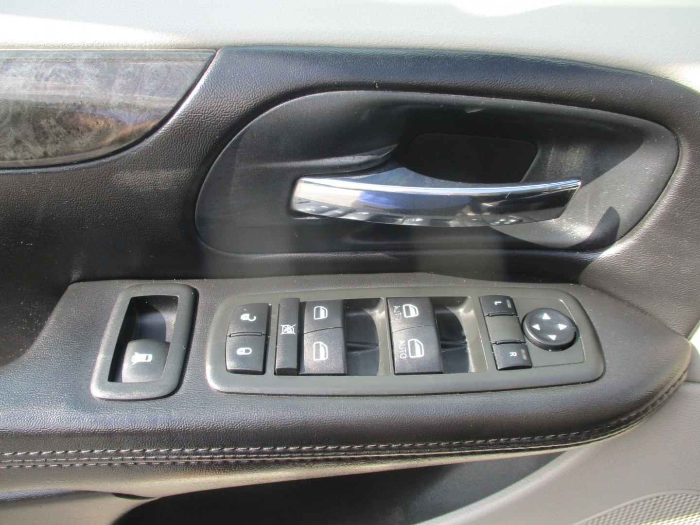 2014 BLACK Dodge Grand Caravan SXT (2C4RDGCG4ER) with an 3.6L V6 DOHC 24V engine, 6-Speed Automatic transmission, located at 540a Delsea Drive, Sewell, NJ, 08080, (987) 867-5309, 39.752560, -75.111206- Photo#11
