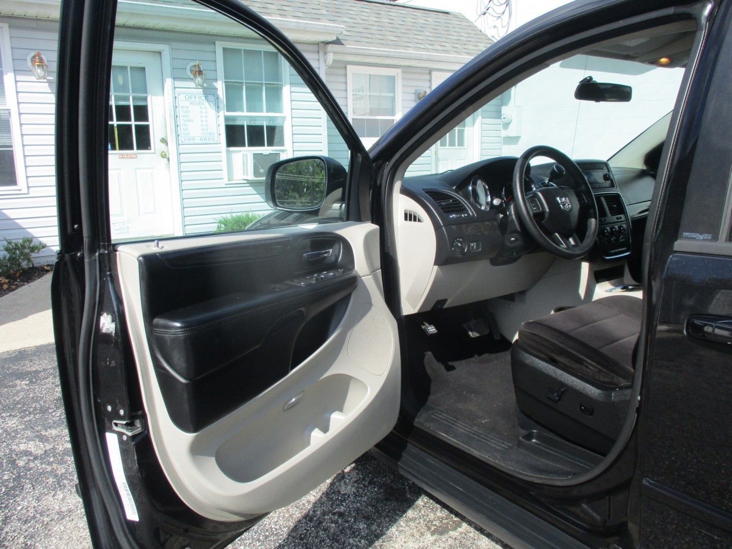 2014 BLACK Dodge Grand Caravan SXT (2C4RDGCG4ER) with an 3.6L V6 DOHC 24V engine, 6-Speed Automatic transmission, located at 540a Delsea Drive, Sewell, NJ, 08080, (987) 867-5309, 39.752560, -75.111206- Photo#10