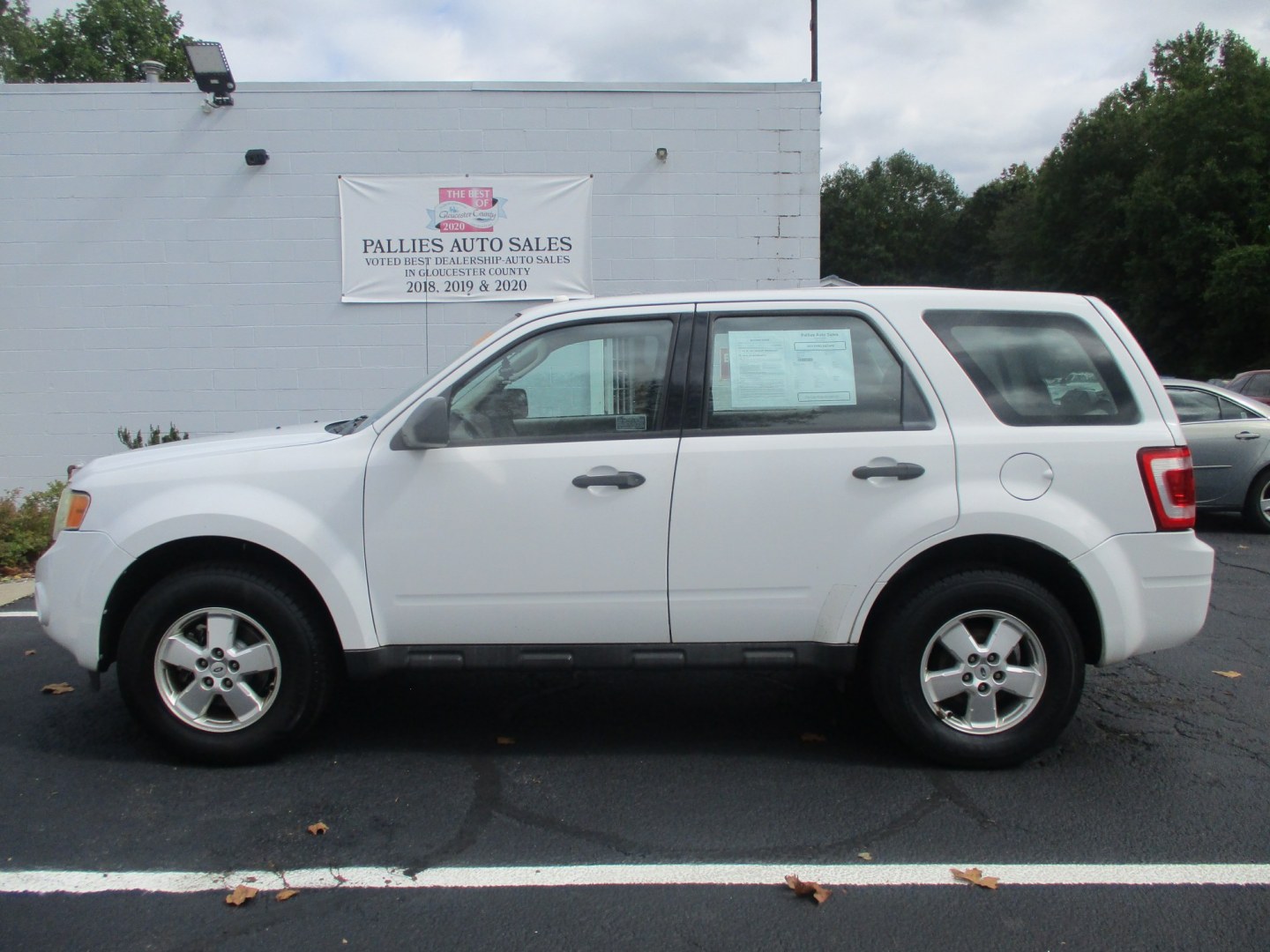 2010 WHITE Ford Escape XLS 4WD AT (1FMCU9C78AK) with an 2.5L L4 DOHC 16V engine, 6A transmission, located at 540a Delsea Drive, Sewell, NJ, 08080, (987) 867-5309, 39.752560, -75.111206- Photo#1