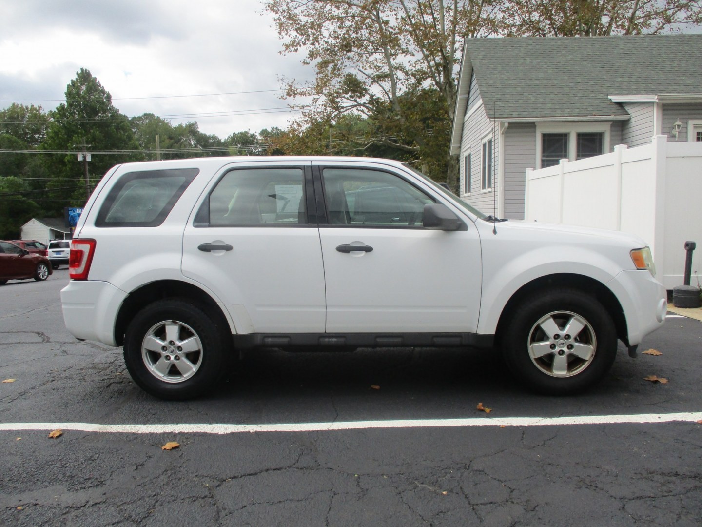 2010 WHITE Ford Escape XLS 4WD AT (1FMCU9C78AK) with an 2.5L L4 DOHC 16V engine, 6A transmission, located at 540a Delsea Drive, Sewell, NJ, 08080, (987) 867-5309, 39.752560, -75.111206- Photo#6