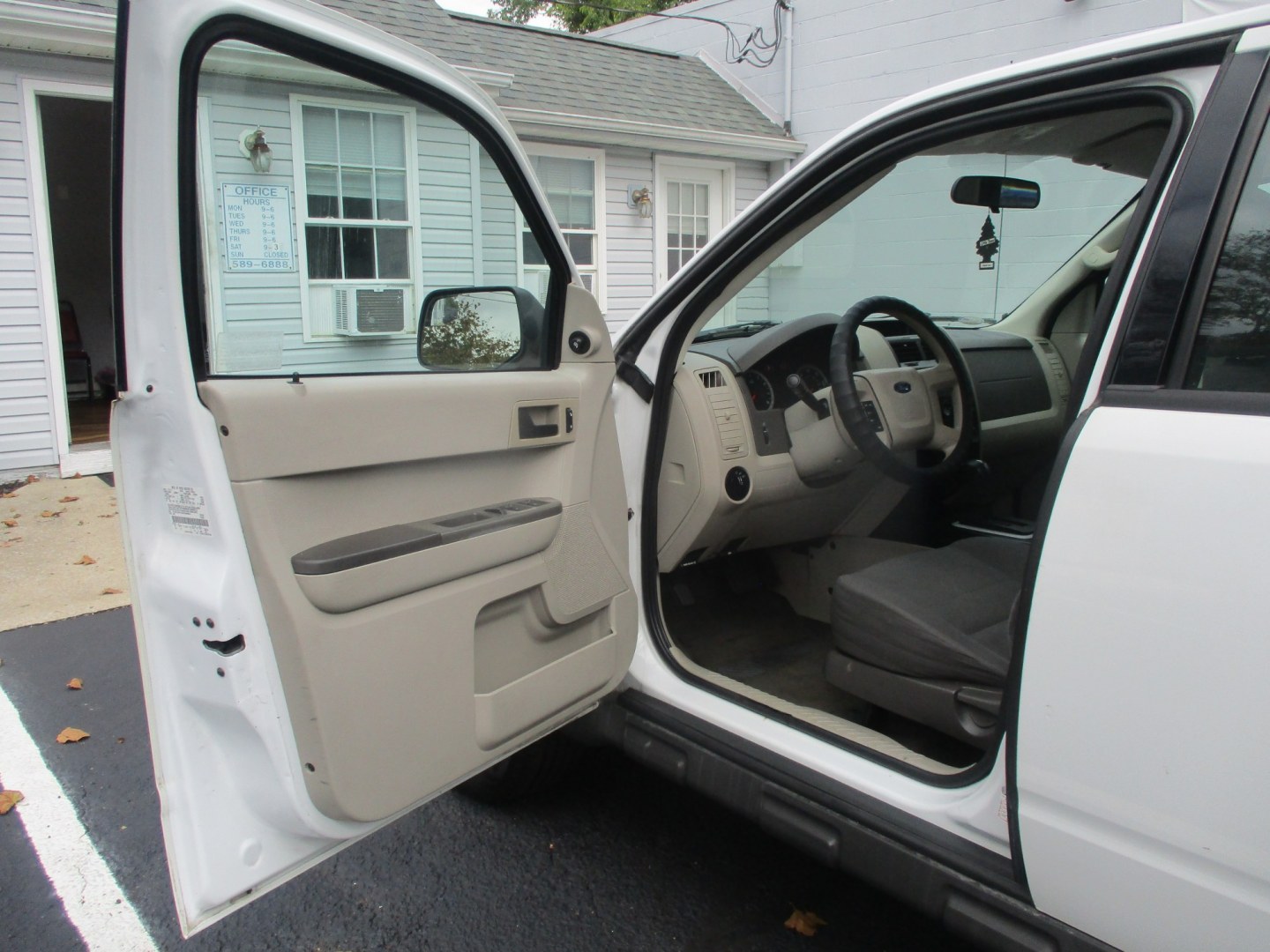 2010 WHITE Ford Escape XLS 4WD AT (1FMCU9C78AK) with an 2.5L L4 DOHC 16V engine, 6A transmission, located at 540a Delsea Drive, Sewell, NJ, 08080, (987) 867-5309, 39.752560, -75.111206- Photo#9