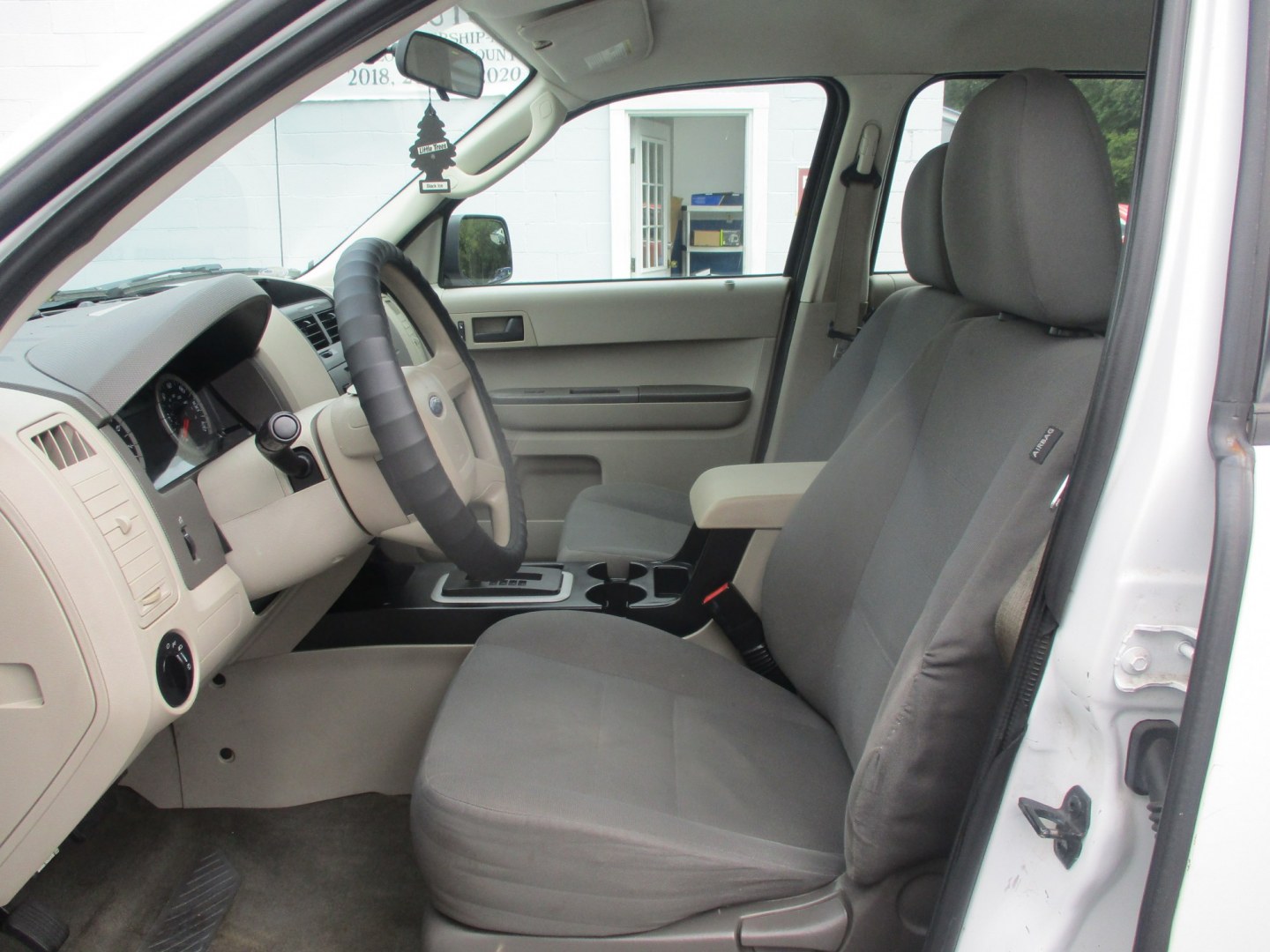2010 WHITE Ford Escape XLS 4WD AT (1FMCU9C78AK) with an 2.5L L4 DOHC 16V engine, 6A transmission, located at 540a Delsea Drive, Sewell, NJ, 08080, (987) 867-5309, 39.752560, -75.111206- Photo#10