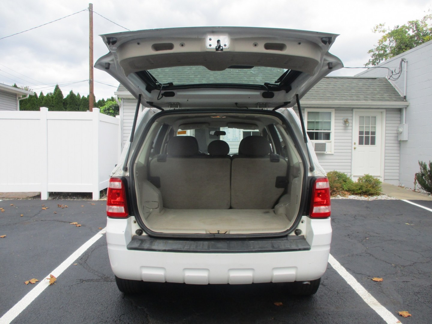 2010 WHITE Ford Escape XLS 4WD AT (1FMCU9C78AK) with an 2.5L L4 DOHC 16V engine, 6A transmission, located at 540a Delsea Drive, Sewell, NJ, 08080, (987) 867-5309, 39.752560, -75.111206- Photo#22