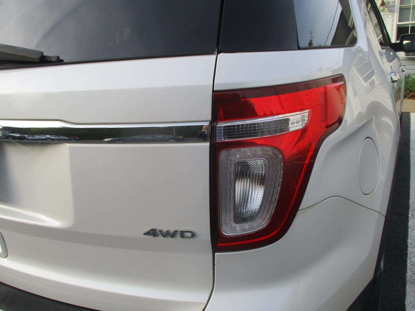 2012 WHITE Ford Explorer Limited 4WD (1FMHK8F81CG) with an 3.5L V6 DOHC 24V engine, 6-Speed Automatic transmission, located at 540a Delsea Drive, Sewell, NJ, 08080, (987) 867-5309, 39.752560, -75.111206- Photo#8