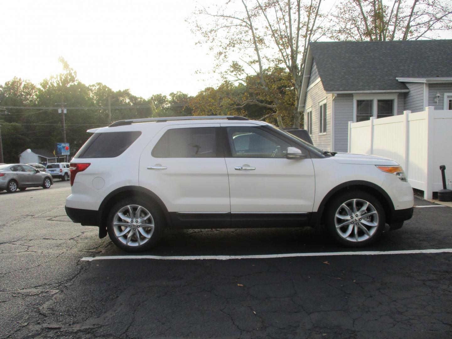 2012 WHITE Ford Explorer Limited 4WD (1FMHK8F81CG) with an 3.5L V6 DOHC 24V engine, 6-Speed Automatic transmission, located at 540a Delsea Drive, Sewell, NJ, 08080, (987) 867-5309, 39.752560, -75.111206- Photo#9