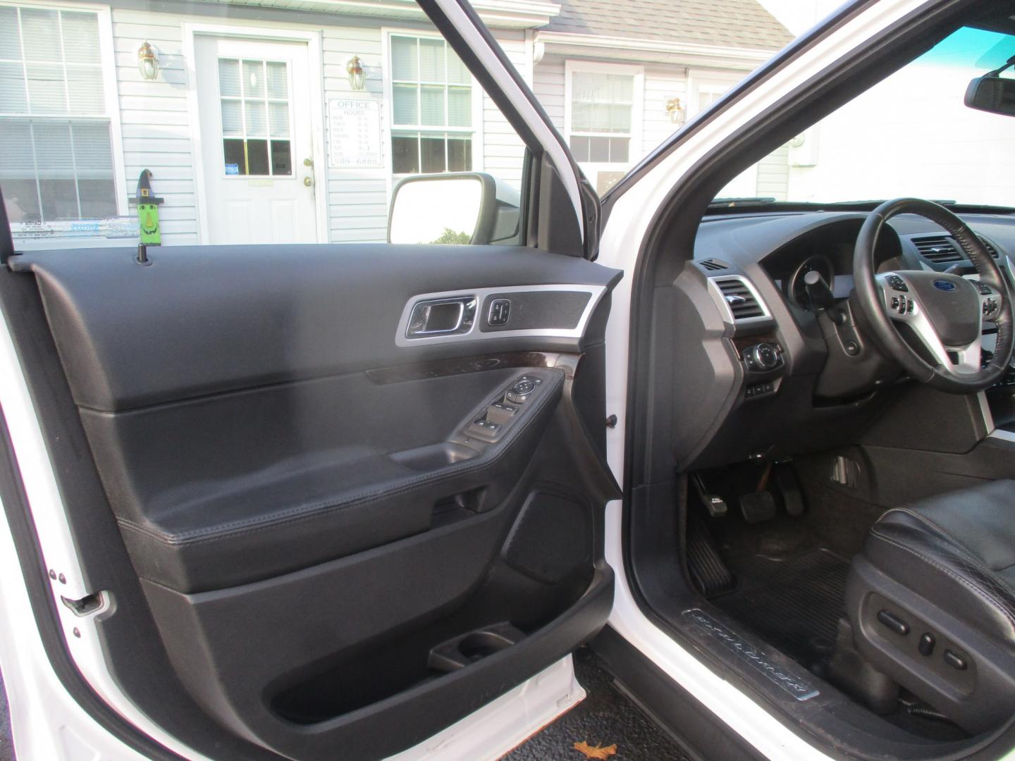 2012 WHITE Ford Explorer Limited 4WD (1FMHK8F81CG) with an 3.5L V6 DOHC 24V engine, 6-Speed Automatic transmission, located at 540a Delsea Drive, Sewell, NJ, 08080, (987) 867-5309, 39.752560, -75.111206- Photo#13