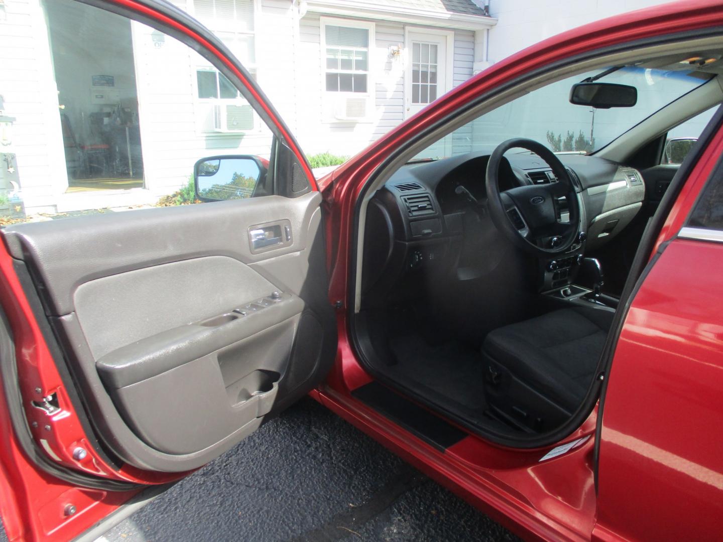 2011 RED Ford Fusion I4 SE (3FAHP0HA8BR) with an 2.5L L4 DOHC 16V engine, located at 540a Delsea Drive, Sewell, NJ, 08080, (987) 867-5309, 39.752560, -75.111206- Photo#9