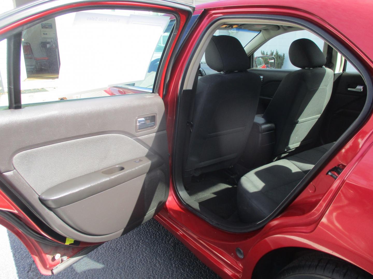 2011 RED Ford Fusion I4 SE (3FAHP0HA8BR) with an 2.5L L4 DOHC 16V engine, located at 540a Delsea Drive, Sewell, NJ, 08080, (987) 867-5309, 39.752560, -75.111206- Photo#12