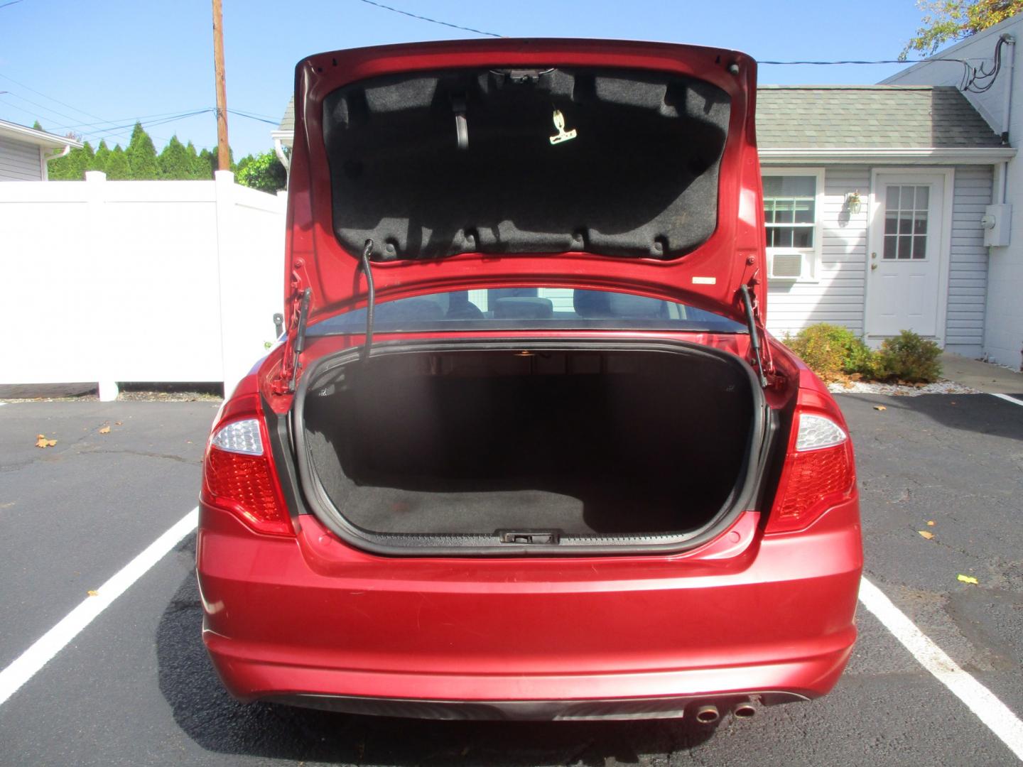 2011 RED Ford Fusion I4 SE (3FAHP0HA8BR) with an 2.5L L4 DOHC 16V engine, located at 540a Delsea Drive, Sewell, NJ, 08080, (987) 867-5309, 39.752560, -75.111206- Photo#24