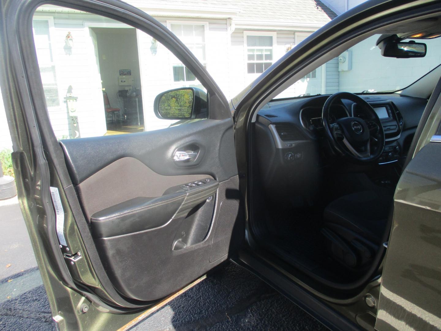 2016 GREEN Jeep Cherokee Latitude 4WD (1C4PJMCB4GW) with an 2.4L L4 DOHC 16V engine, 9A transmission, located at 540a Delsea Drive, Sewell, NJ, 08080, (987) 867-5309, 39.752560, -75.111206- Photo#11