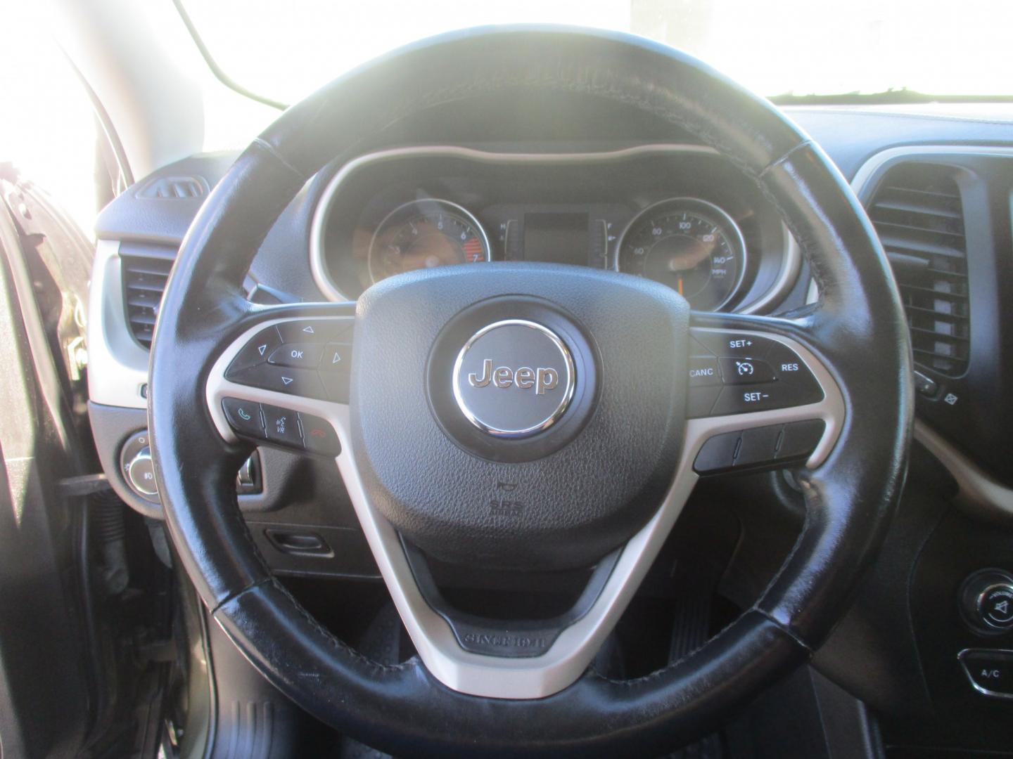 2016 GREEN Jeep Cherokee Latitude 4WD (1C4PJMCB4GW) with an 2.4L L4 DOHC 16V engine, 9A transmission, located at 540a Delsea Drive, Sewell, NJ, 08080, (987) 867-5309, 39.752560, -75.111206- Photo#17