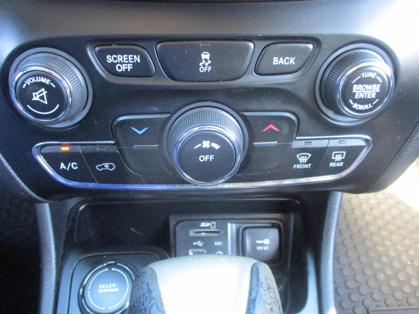 2016 GREEN Jeep Cherokee Latitude 4WD (1C4PJMCB4GW) with an 2.4L L4 DOHC 16V engine, 9A transmission, located at 540a Delsea Drive, Sewell, NJ, 08080, (987) 867-5309, 39.752560, -75.111206- Photo#22