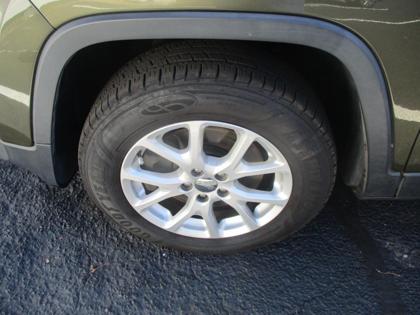 2016 GREEN Jeep Cherokee Latitude 4WD (1C4PJMCB4GW) with an 2.4L L4 DOHC 16V engine, 9A transmission, located at 540a Delsea Drive, Sewell, NJ, 08080, (987) 867-5309, 39.752560, -75.111206- Photo#28