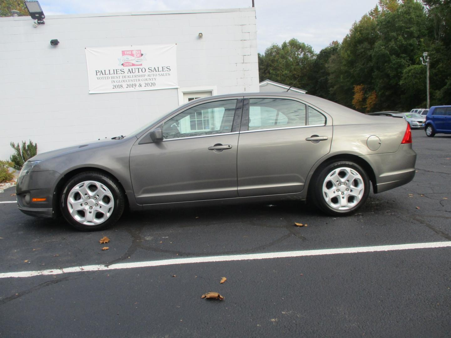 2011 GRAY Ford Fusion I4 SE (3FAHP0HA9BR) with an 2.5L L4 DOHC 16V engine, located at 540a Delsea Drive, Sewell, NJ, 08080, (987) 867-5309, 39.752560, -75.111206- Photo#2